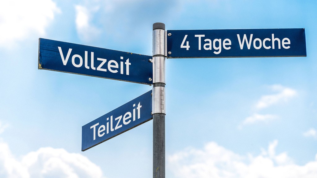 Ein Wegweiser mit drei Richtungen: Vollzeit, 4 Tage Woche, Teilzeit