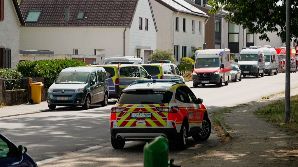 Foto: Feuerwehr- und Polizei bei einem Einsatz in St. Ingbert wegen radioaktiven Materials