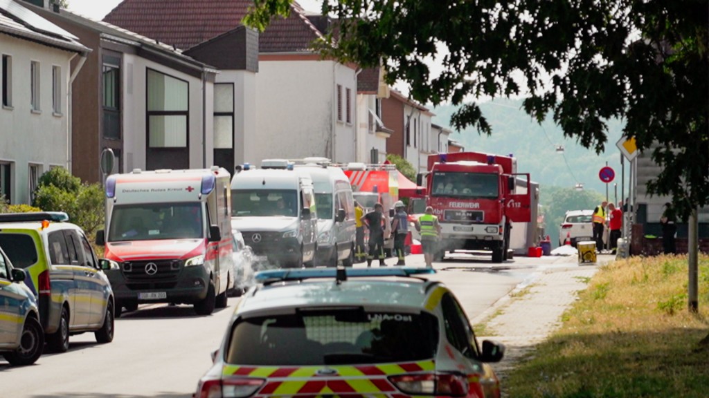 Feuerwehr- und Polizei bei einem Einsatz in St. Ingbert wegen radioaktiven Materials