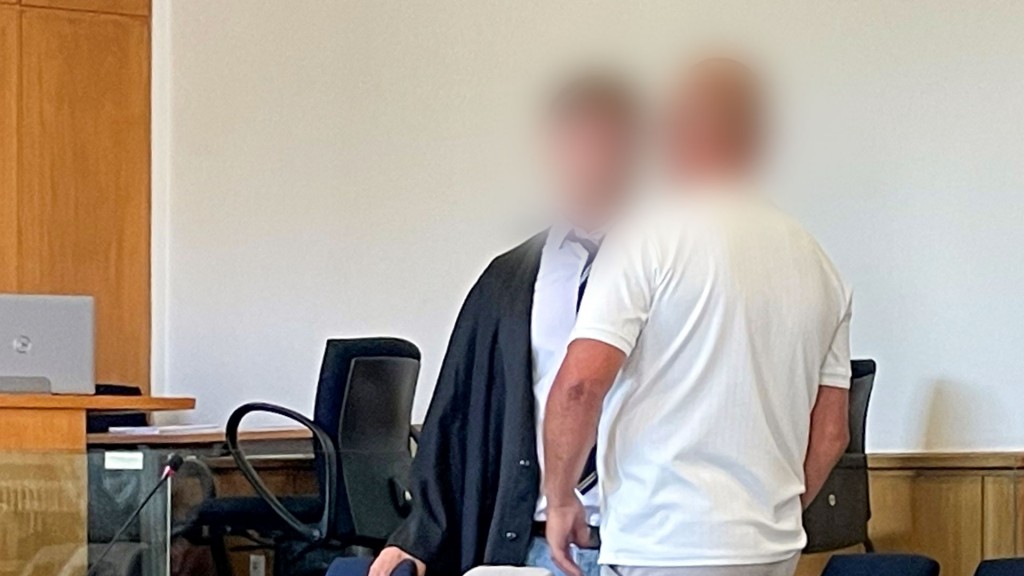 Der wegen Vergewaltigung Angeklagte spricht mit einem Verteidiger