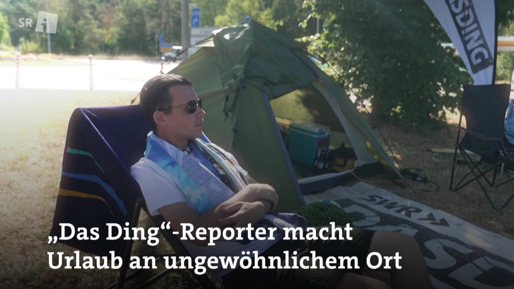 Foto: DASDING-Reporter Marco campt in St. Ingberter-Verkehrskreisel
