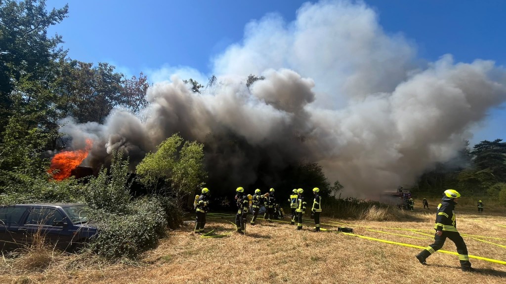 Die Feuerwehr im Einsatz gegen einen Brand in Haupersweiler am 08.08.2026