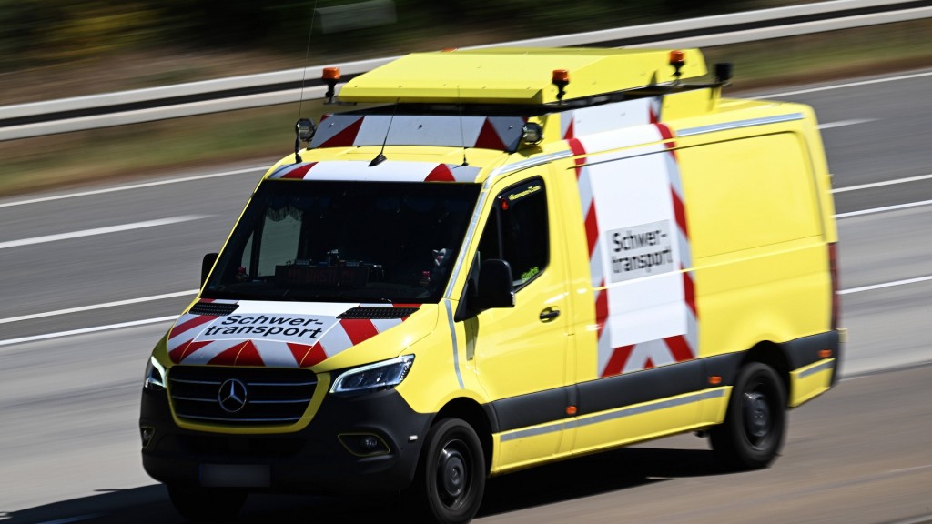 Begleitendes Fahrzeug für einen Schwertransport fährt auf der Autobahn