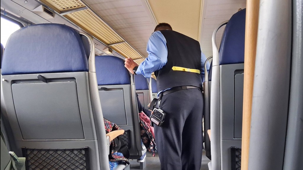Foto: Zugbegleiter bei der Fahrscheinkontrolle