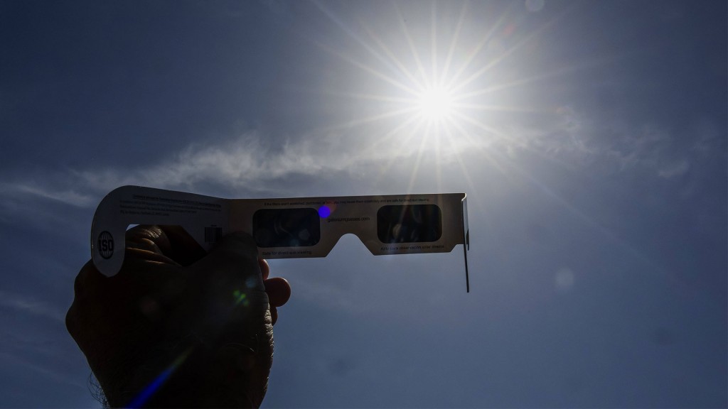 Foto: Schutzfilter-Brillen mit Solar-Filter für die Sonnenfinsternis