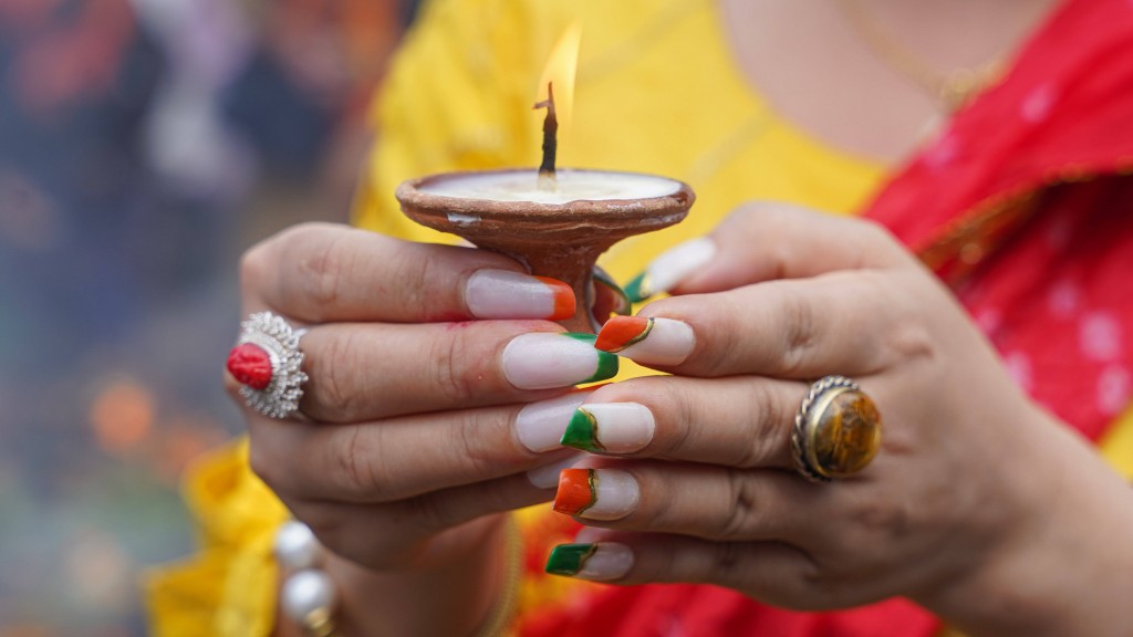 Eine Frau in farbenfroher Kleidung betet im Pashupatinath-Tempel in Kathmandu während der Verehrung der hinduistischen Gottheit Shiva