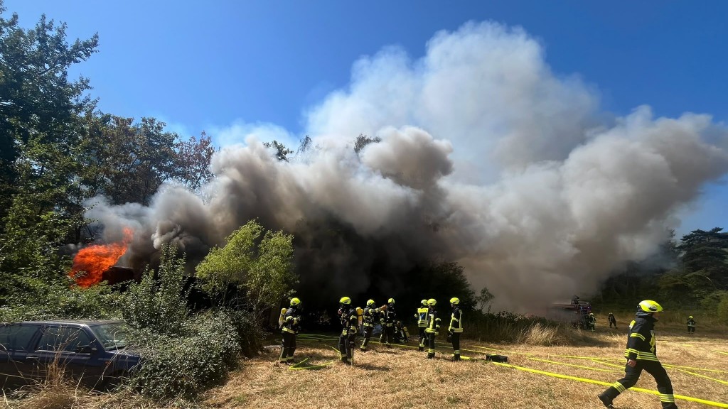 Die Feuerwehr im Einsatz gegen einen Brand in Haupersweiler am 08.08.2026