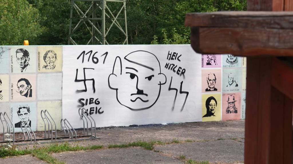 Schmiererei an der Schulwand