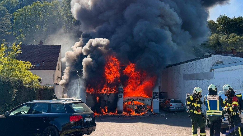 Feuerwehrleute löschen eine brennende Werkstatt in Lautzkirchen