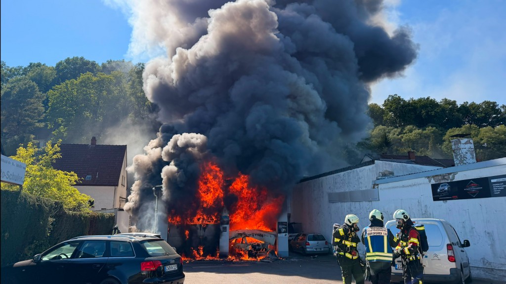 Ein Einsatzwagen der Feuerwehr Blieskastel - im Einsatz bei einem Werkstattbrand in Lautzkirchen