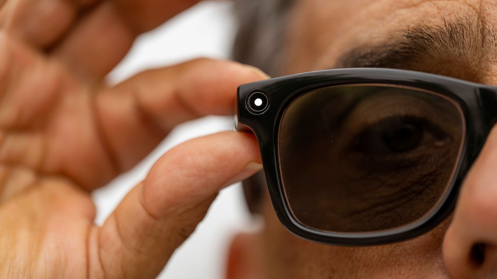 Ein Mann trägt eine smarte Brille mit integrierter Kamera