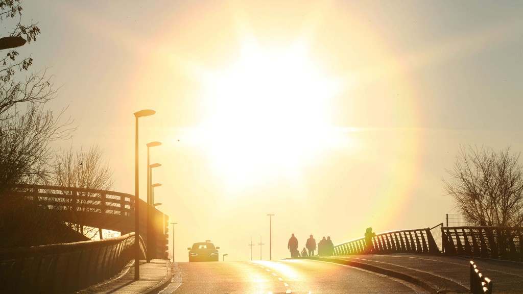 Symbolbild: dunstige Luft bei tiefstehender Sonne
