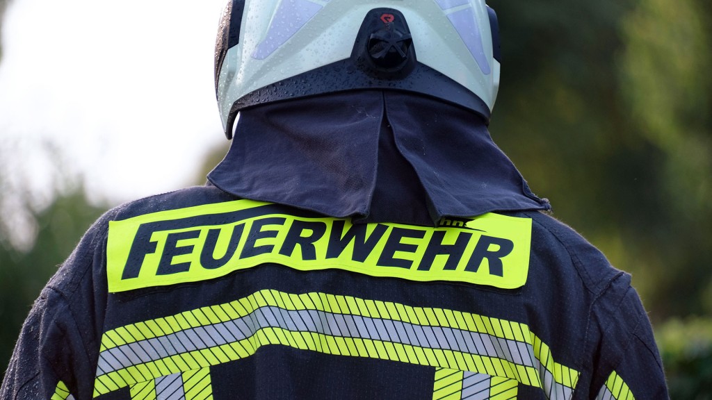 Symbolbild: Feuerwehrhelfer mit Schutzjacke und Helm