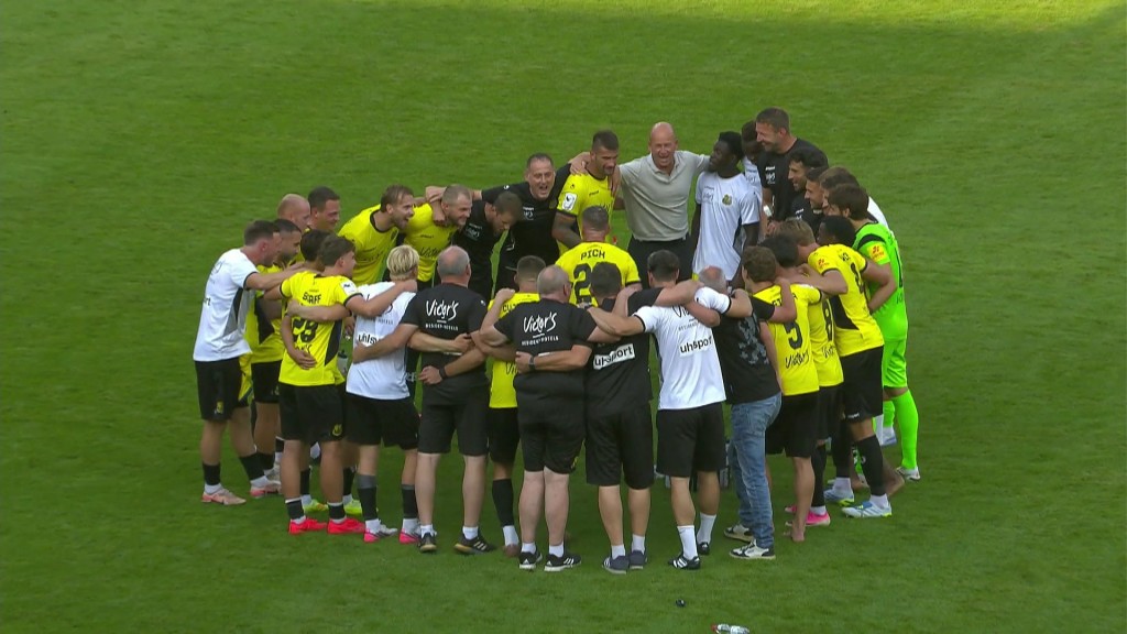 Foto: Das Team des 1. FC Saarbrücken am jubeln