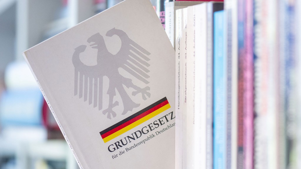 Ein Grundgesetz steckt in einem Bücherregal