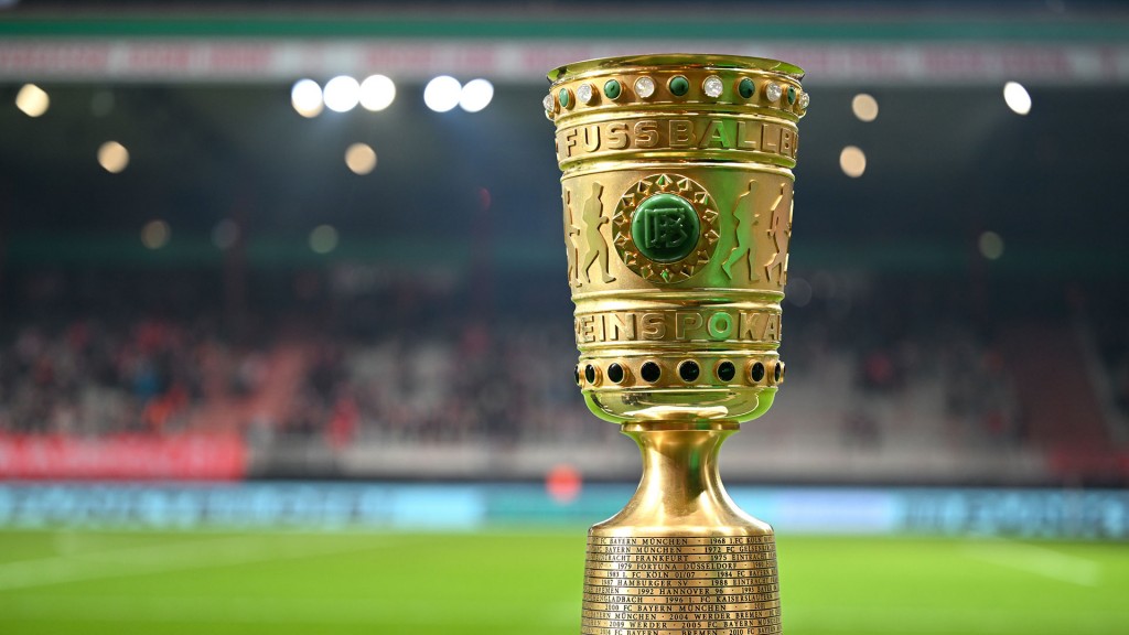 Der DFB-Pokal steht vor dem Spiel am Spielfeldrand auf einem Podest