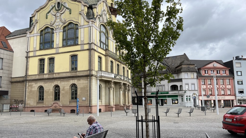 Vorplatz des historischen Rathauses Völklingen