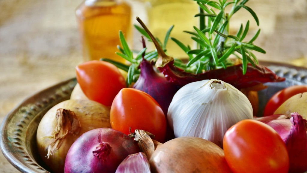 Schale mit Tomaten, Zwiebeln und Knoblauch 
