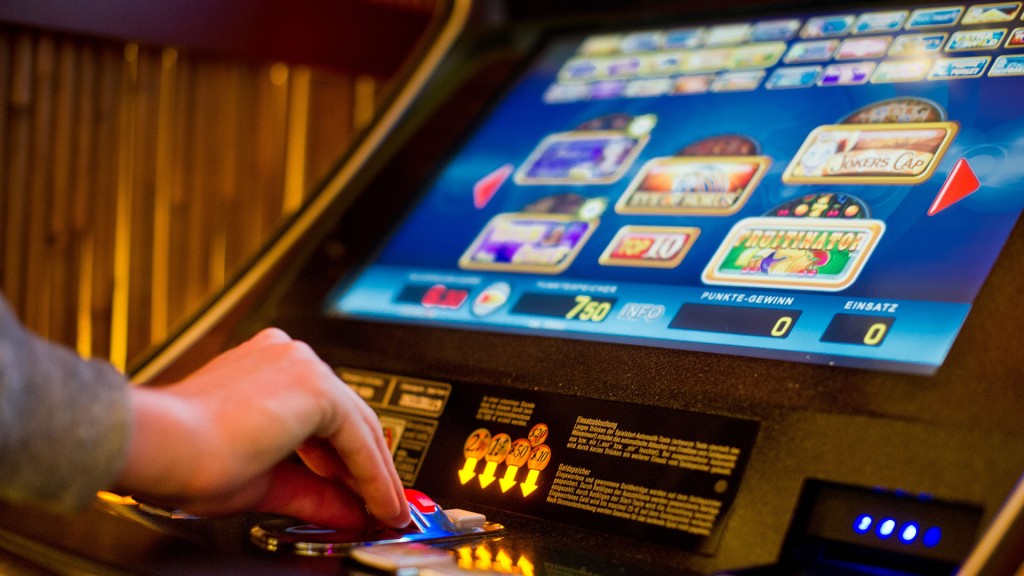 Foto: Eine Hand wirft Geld in einen Spielautomaten.