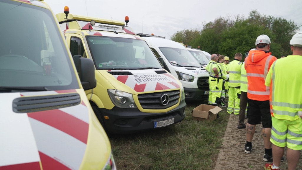 Foto: Transportbegleiter neben Transportwagenreihe
