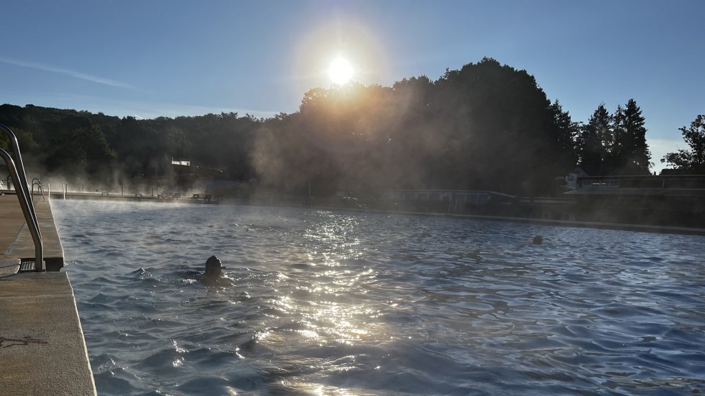 Morgenstimmung im Freibad Dillingen bei Sonnenaufgang