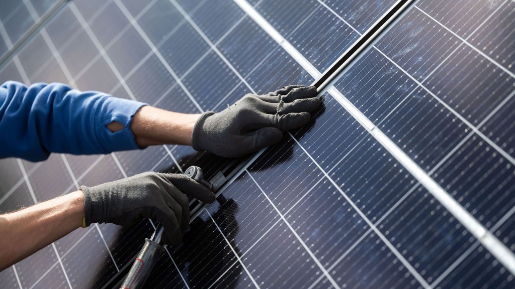 Foto: Eine Person bringt eine Photovoltaik-Anlage an