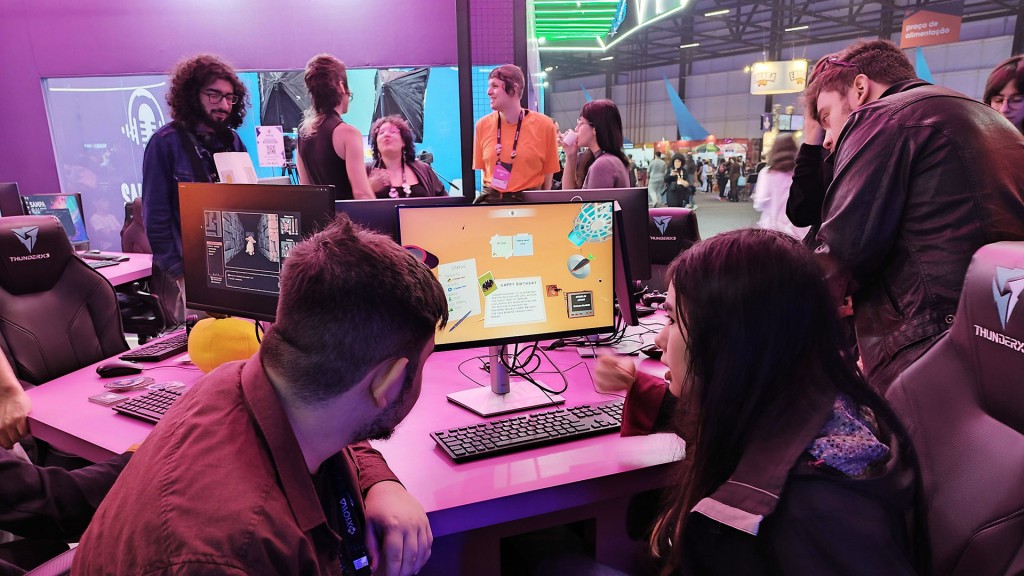 Besucher einer Gaming-Messe testen Computerspiele