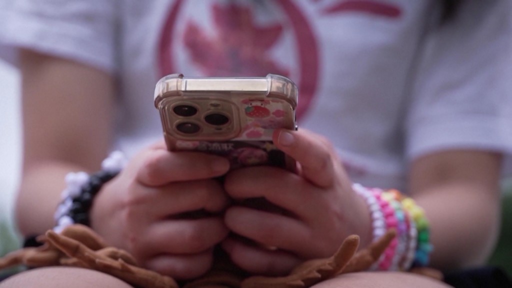 Ein Kind hält ein Smartphone in der Hand