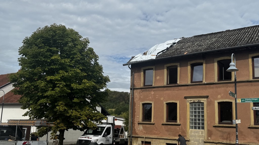 Unwetterschaden vom 28.08.2026: Ein abgedecktes Dach in Wolfersheim