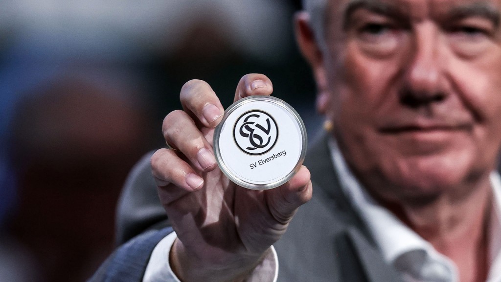 Logo der SV Elversberg in einer Loskugel bei der Auslosung von Begegnungen im DFB-Pokal