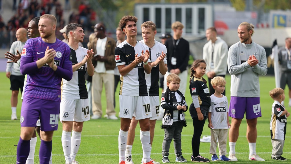 SVE-Spieler bedanken sich bei Fans nach dem Bundesligaauftaktsieg gegen Leverkusen (29.08.26)