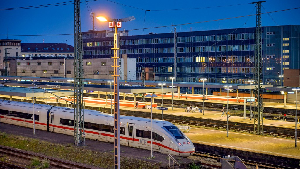 Ein ICE steht im Saarbrücker Hauptbahnhof