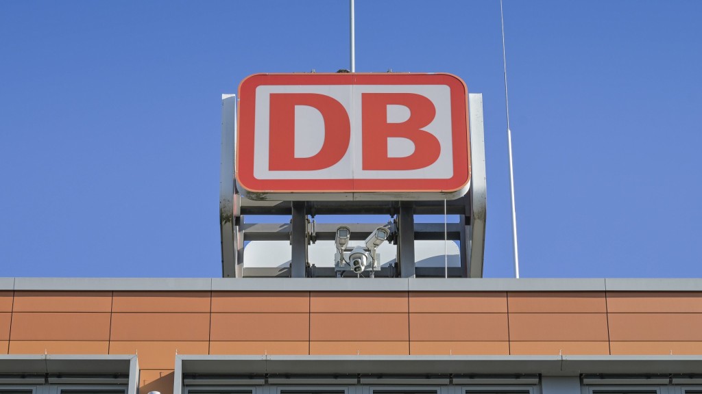 Foto: Schriftzug DB Deutsche Bahn, Hauptbahnhof Saarbrücken