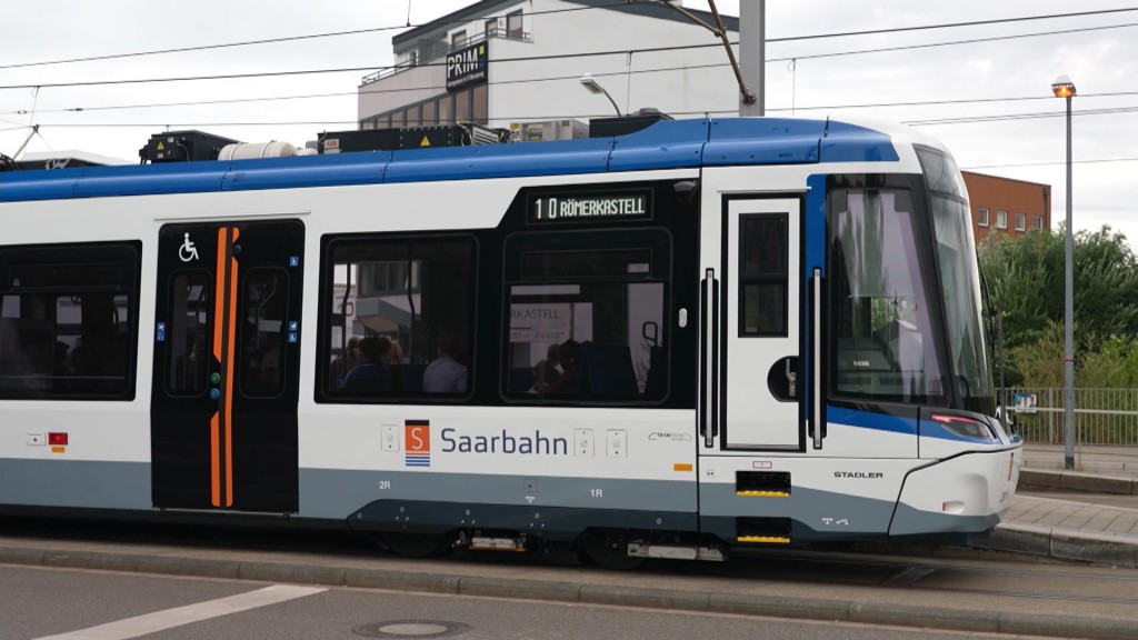 Foto: Ein neuer Zug der Saarbahn