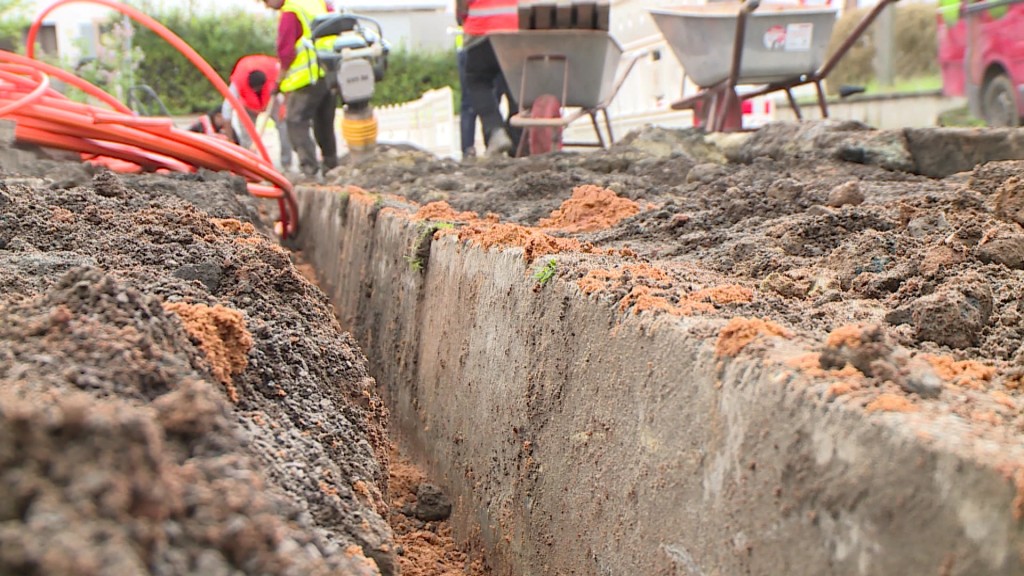 Foto: Glasfaserkabel wird auf einer Baustelle verlegt