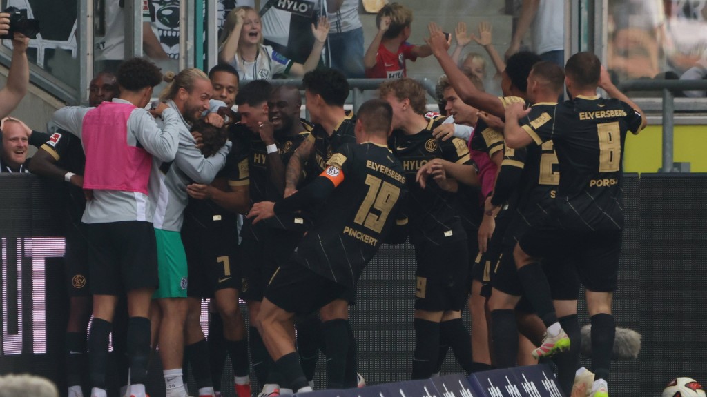 Foto: Die SV Elversberg jubelt nach dem Lucky Punch von Maurice Krattenmacher in der Nachspielzeit.
