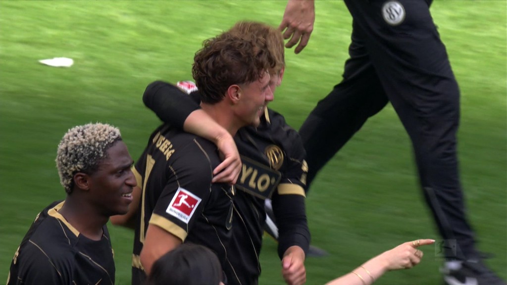 Foto: SVE Spieler Arm in Arm