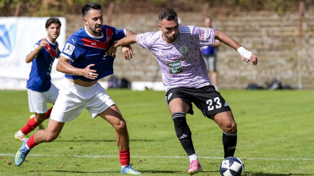 Lukas Rupp vom VfR Mannheim gegen Emir Kuhinja vom FC Homburg im Zweikampf