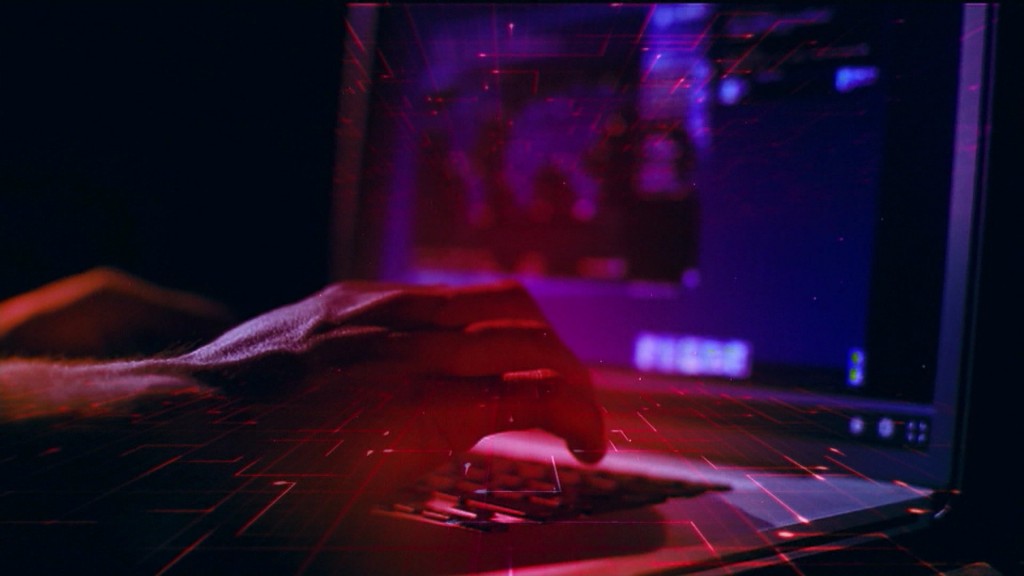 Foto: Hände vor Tastatur und Bildschirm
