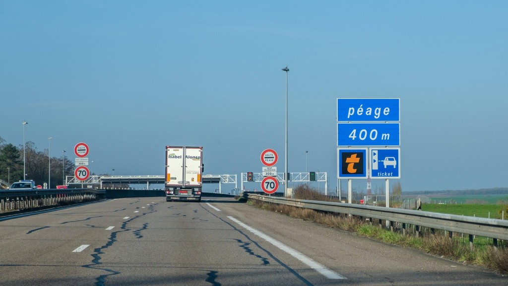 Foto: Ein Lkw fährt auf eine Maut-Station in Frankreich zu. 