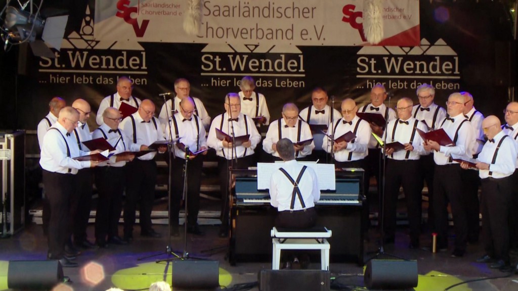 Foto: EIn Chor singt auf der Bühne