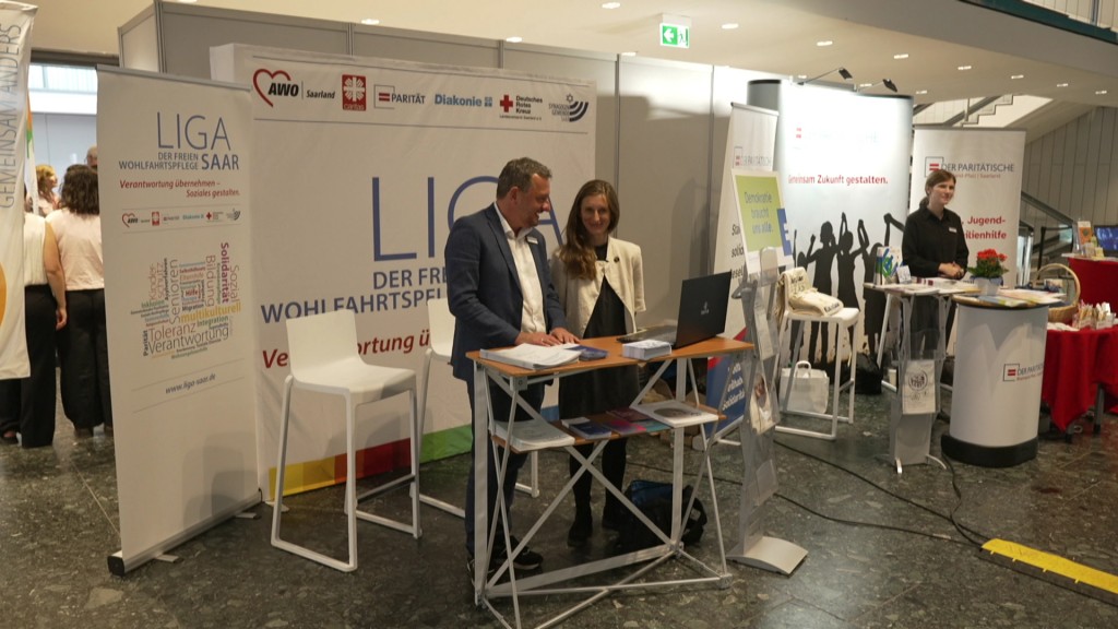 Foto: Zwei Personen an einem der Stand der LIGA der freien Wohlfahrtspflege Saar