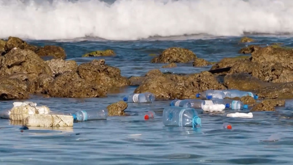 Plastikmüll schwimmt im Wasser.
