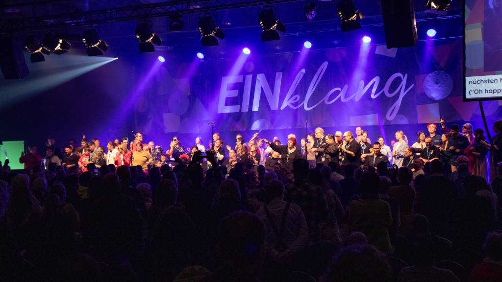 Künstlerinnen und Künstler auf der Bühne des inklusiven Musikfestivals EINklang 2024