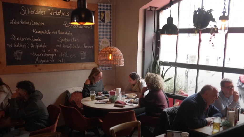 Foto: Gäste sitzen in einem Lokal