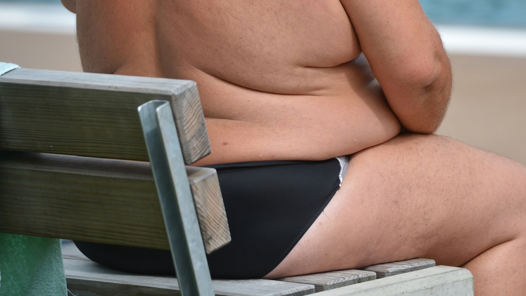 Ein übergewichtiger Mensch sitzt in einem Freibad.
