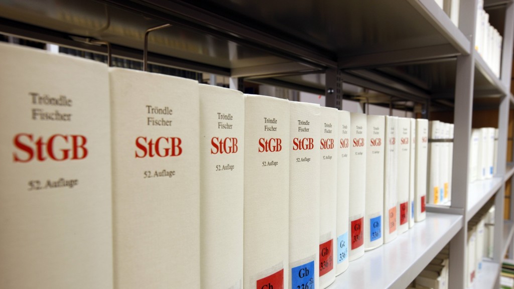 Foto: Ein Regal mit mehreren Strafgesetzbüchern