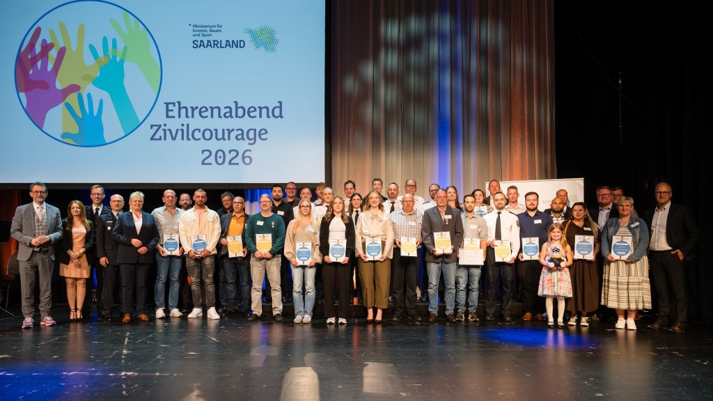 Foto: Die Ausgezeichneten auf einer Bühne beim 