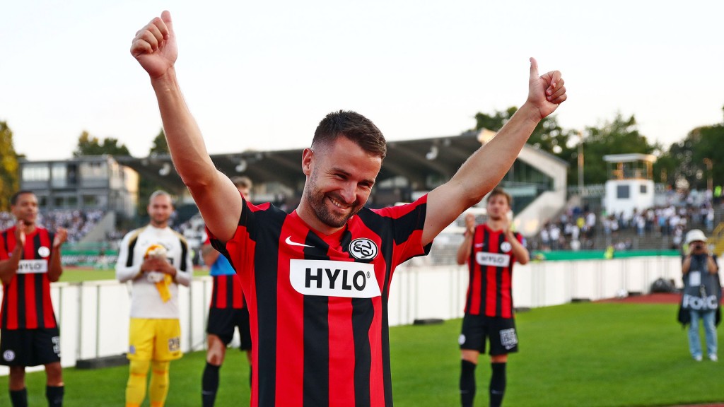 Spieler Manuel Feil jubelt über den Aufstieg der SV Elversberg