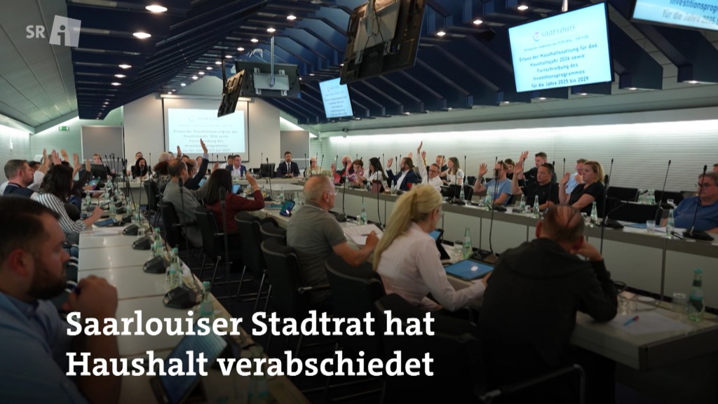 Foto: Die Mitglieder des Saarlouiser Stadtrats bei einer Abstimmung